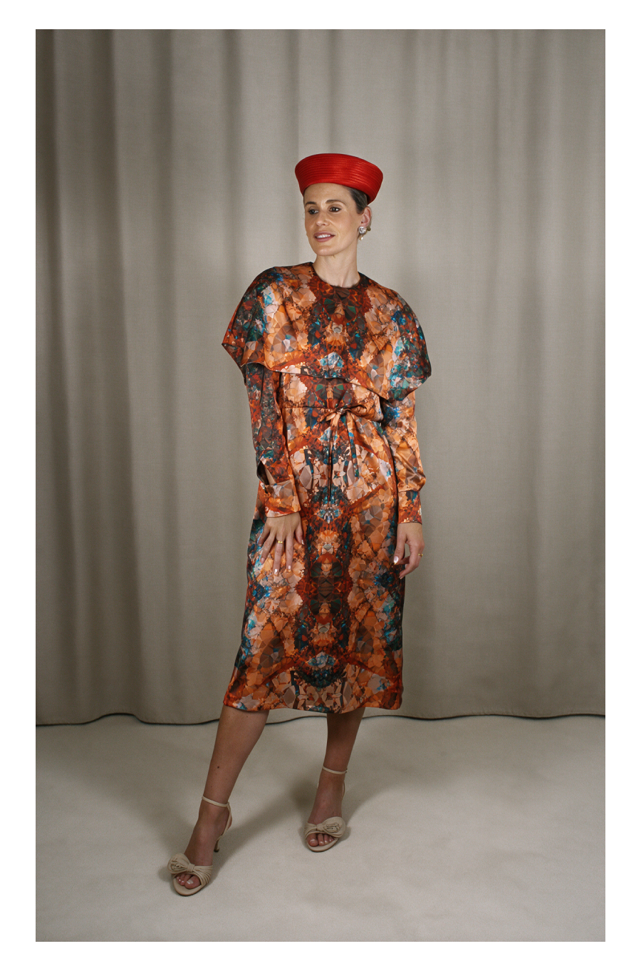 VESTIDO CAPELINA